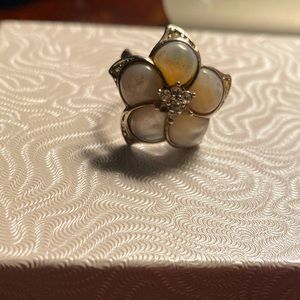 A sterling silver ring w/ mother of pearl size 7